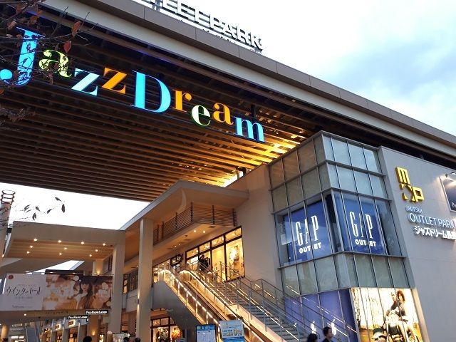 遊園地・プールの隣にはアウトレットも有ります♪名古屋駅からの直行バスもあるのが嬉しい!!