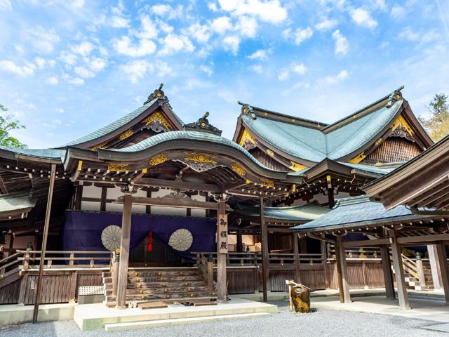館内に入れば様々な場所（スキー場、温泉地、ビーチ等々）へアクセスできます。