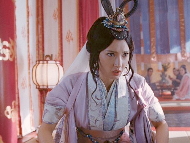 女性スタッフは時々羽衣で勤務します。